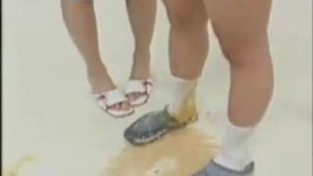 2个女孩，1根手指：最令人震惊的画面
