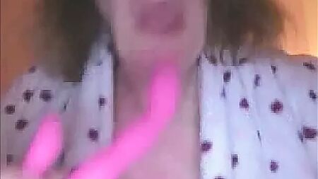 来自托基的55岁男子在网络摄像头前