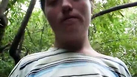 无家可归的女孩露出私处