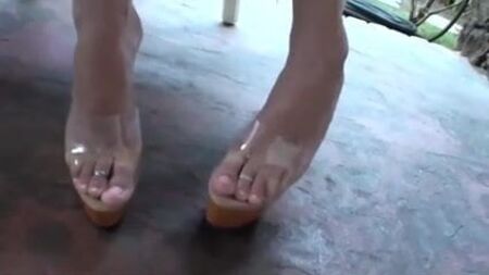 透明高跟鞋配粉色鞋尖