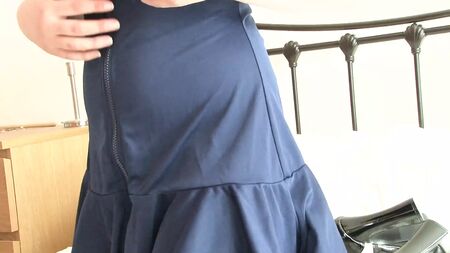 这个性感的小妞迫不及待地想脱掉衣服，为你裸体摆姿势