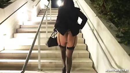 一位身穿黑色RHT连裤袜的法国熟女被两名男子猛烈抽插