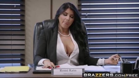 Brazzers - 《职场巨乳》 - 由R主演的《突发新闻》片段