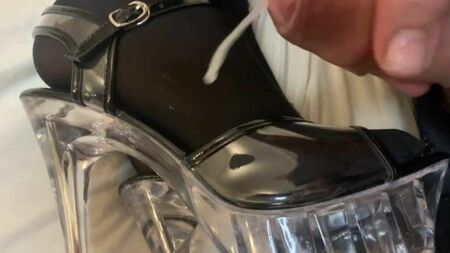 在透明高跟凉鞋上射精