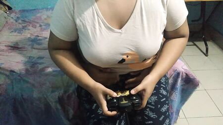 （艾莎）迪迪正在玩游戏，反复骑在哥哥的鸡巴上玩游戏——《家庭抚摸》