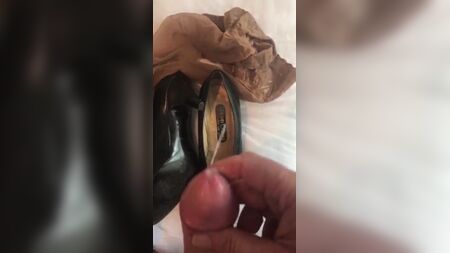 一位粉丝买下了我穿过的空乘高跟鞋，并在鞋里射了精
