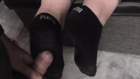穿着黑色脏兮兮的彪马袜的骗局