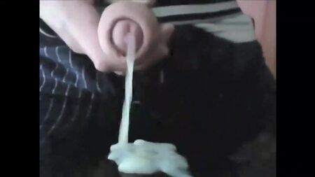 年轻男子在镜头前从未割包皮的阴茎射精