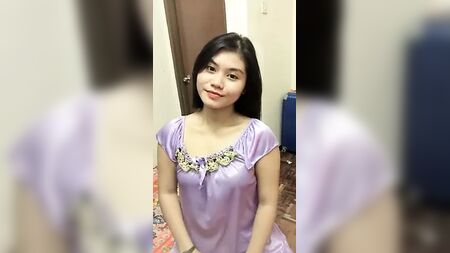 马来语 - 穿紫色连衣裙的女孩