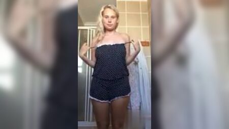 金发巨乳美女在浴室里脱衣