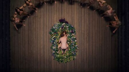 伊莎贝尔·格里尔在《仲夏夜》（2019）中的裸戏