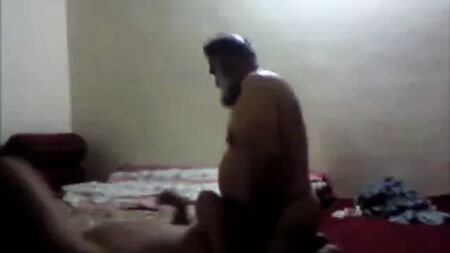 留着胡子的巴基斯坦大叔正在和一个男孩做爱