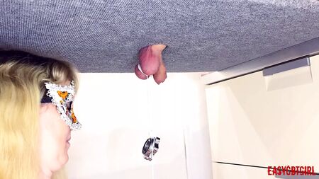 女主人将重物绑在挤奶台上的球上