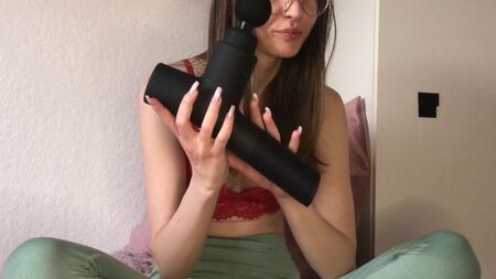 前所未见！！极致按摩枪自慰！！！18岁德国纤瘦少女，小胸大阴唇