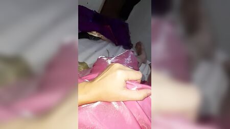 身着粉色缎面长款舞会礼服的易装者