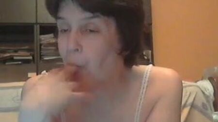 一位年长的女士在网上聊天