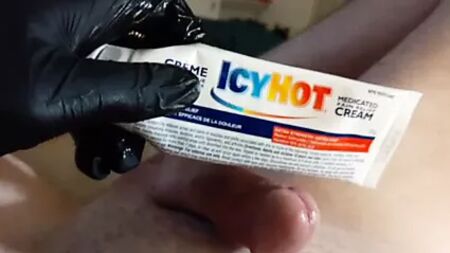 使用Icy Hot乳膏进行按摩
