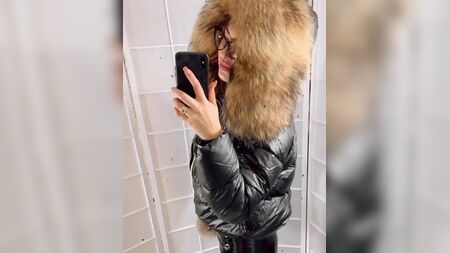 身着光面羽绒服的弗尔小姐