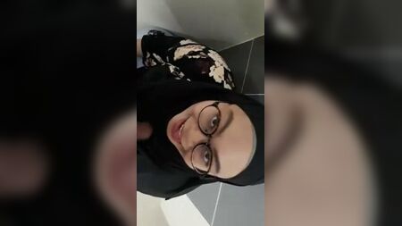 印度尼西亚——黑色头巾被扔进厕所