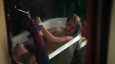 克洛伊·格蕾丝·莫瑞兹，性感裸体，浑身裹着浴巾