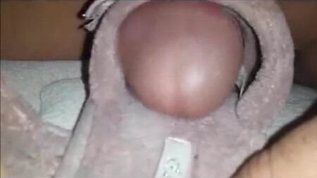 性感汗湿的拖鞋套住了鸡巴