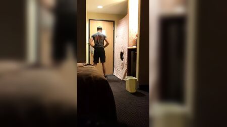Grindr约炮，不到两分钟就在我体内射了