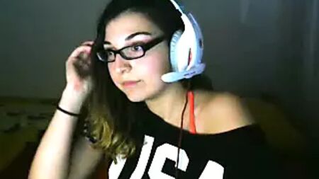 Twitch主播Liianaf展示胸部和臀部