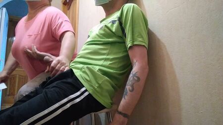 一个陌生人在综合诊所的走廊里对着我手淫