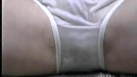 穿着白色尼龙内裤的娇俏女孩开怀大笑