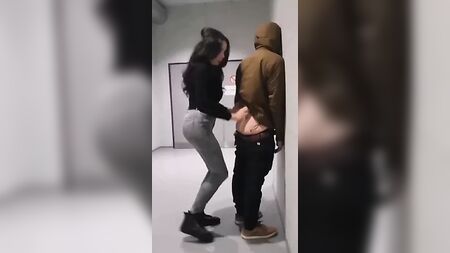 变性女孩在走廊里和男人做爱