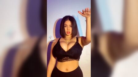 硕大多汁的乳房