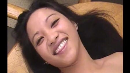 异域美人赤裸躺在桌上