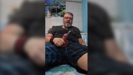 大熊把精液射在衣服上