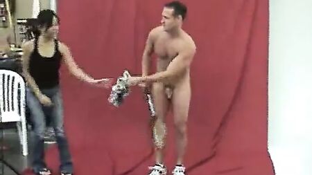 CFNM摄影师拍摄男性裸体写真