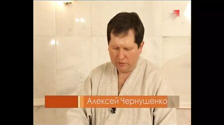 一名男子在土耳其浴场为裸体模特瓦伦蒂娜·科列斯尼科娃按摩