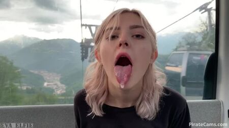 少女吞下缆车上的精液 Eva Elfie - Beautiful Babes