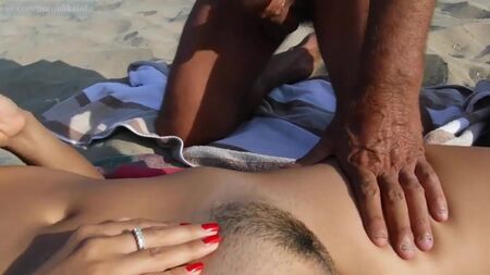 两个男人在海滩上对着一个裸体女孩撸鸡巴并射精（撸管, 射精, pov, 裸体, 高潮, 多毛, 射精,自慰）