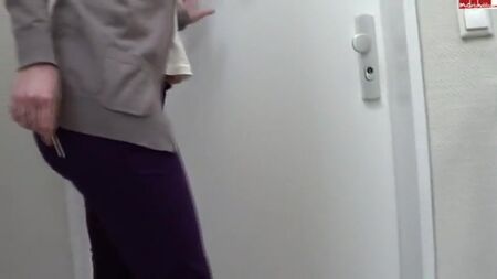 女子在家门口尿出紫色裤子