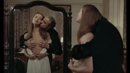 裸体卡罗尔花束 / Naked Carole Bouquet