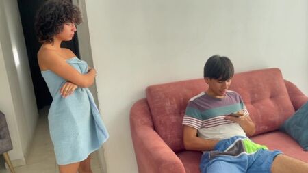如果你不操我，我就告诉我继父你对着我的照片手淫
