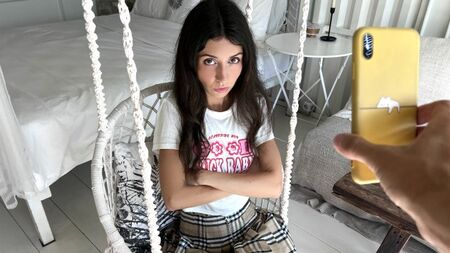 继父发现他的继女在拍色情片，他很震惊！