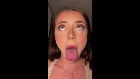 射进她的嘴里