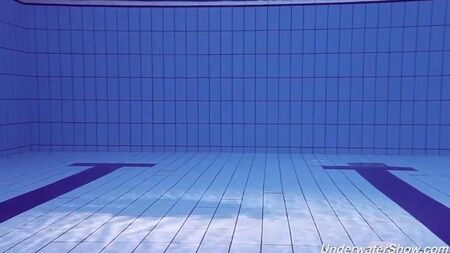 海伦脱衣服，赤裸裸地游泳