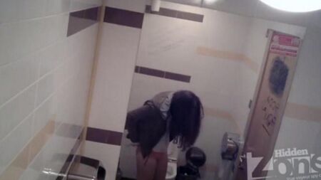 女人厕所里的相机