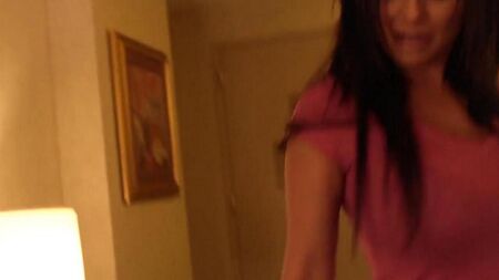 一个男人把他的新女友带到酒店
