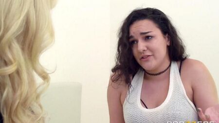 成熟的母亲操了她女儿的家伙