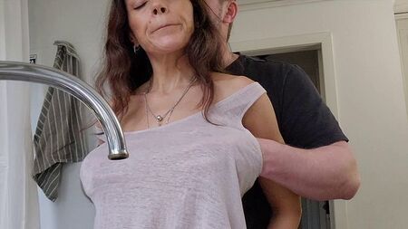 成熟的乳房，狂野的呻吟