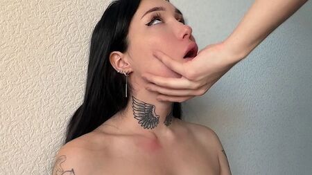 她吸吮的样子，仿佛是想赢个奖似的