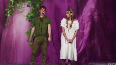 彼得·潘（Peter Pan）吮吸两个美人鱼