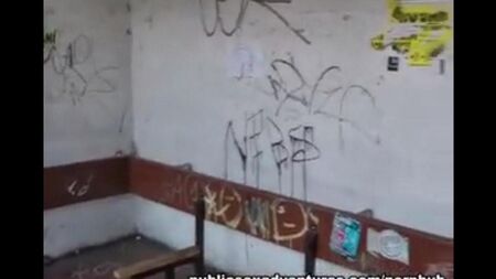 这个女孩不介意在公共场所吸吮成员